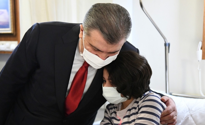 Bakan Koca hastanede hastaları ziyaret etti