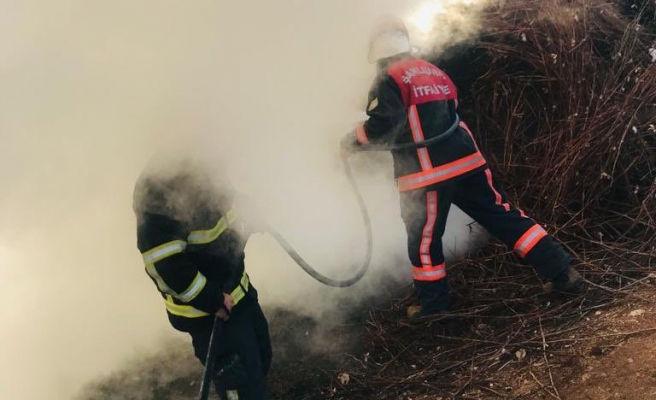 Akçakale’de odunluk alanda yangın çıktı