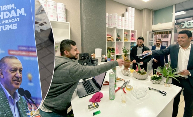 Karaköprü AK Parti, yatırımları broşür dağıtarak anlatıyor