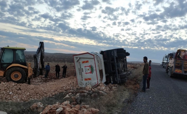 Bozova'da hafriyat kamyonu devrildi!