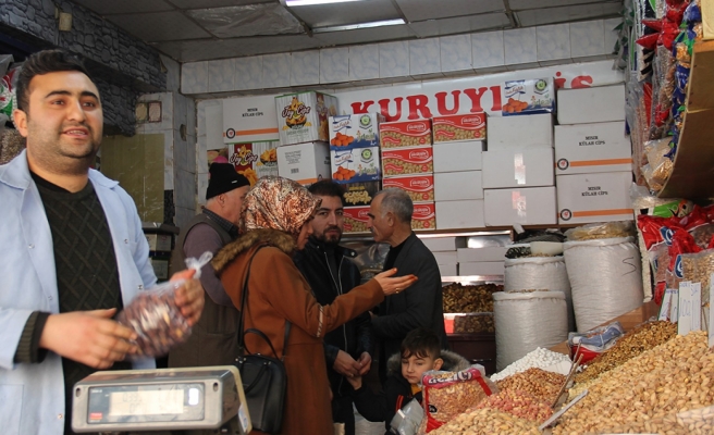 Şanlıurfa'da kuruyemişçilerde yılbaşı hareketliliği