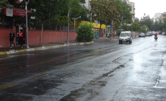 Şanlıurfalılar yeni yılın ilk gününe yağmurla uyandı