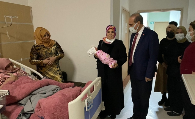 Yalçınkaya, yeni yılın ilk bebeklerine hediye verdi