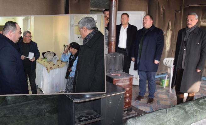 Evi yanan aileyi yalnız bırakmadı