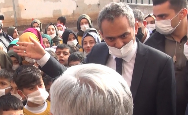 Bakan Özer’den Urfa’da fırça! “Siz ne iş yaparsınız?”