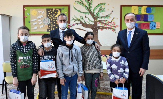 Bakan Özer, Urfa’da öğrencilerle buluştu