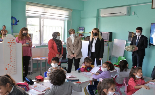 Bakan Özer’in eşi Urfa’daki okulları ziyaret etti