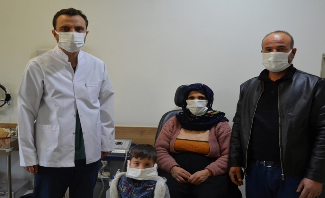 Yüz felci geçiren hastanın yüzü güldü