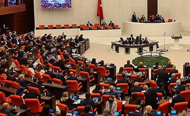 Memur ve emekliye ek zammı da içeren kanun teklifi kabul edildi