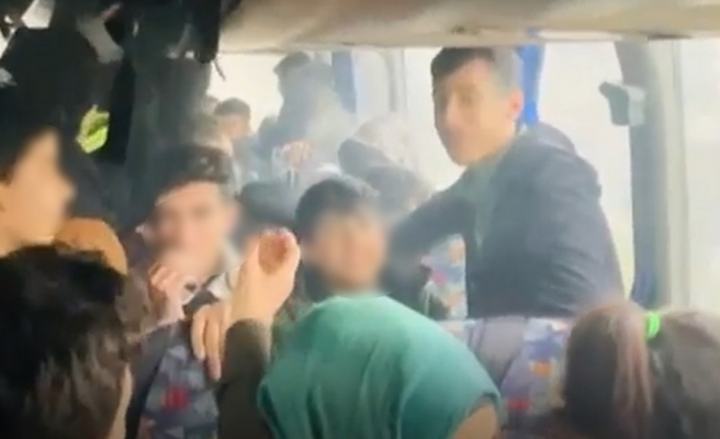 Lise öğrencilerinin serviste duman altı yolculuğu