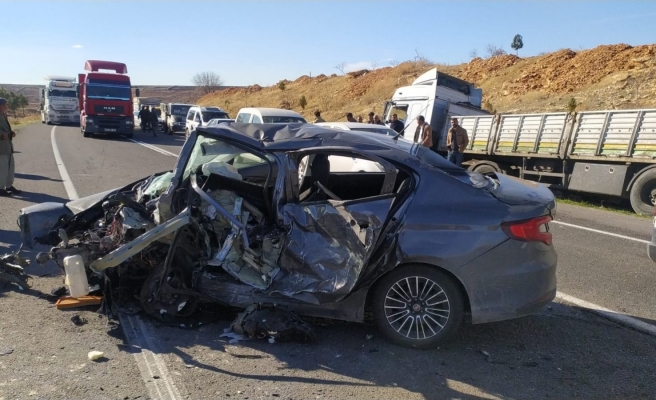 Şanlıurfa'da tır ile otomobil çarpıştı: 3 yaralı