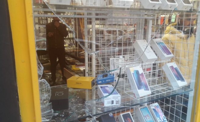 Boş cep telefonu kutularını dolu sandı