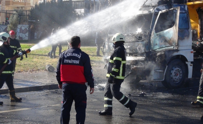 Şanlıurfa'da seyir halindeki tırda yangın çıktı