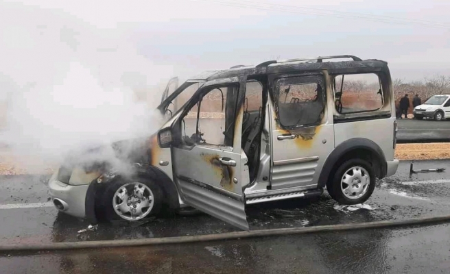 Seyir halindeyken alev alan araç küle döndü