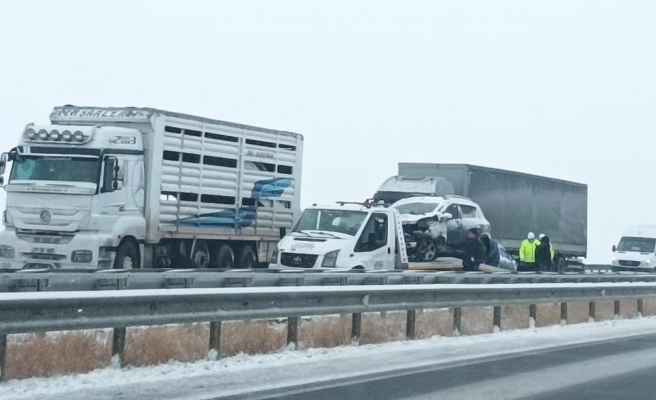 Şanlıurfa'da kayganlaşan yolda kaza!