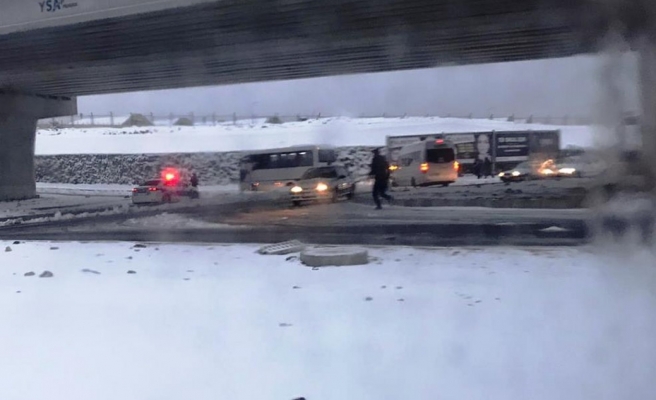 Şanlıurfa'da yoğun kar yağışı ulaşımı olumsuz etkiledi