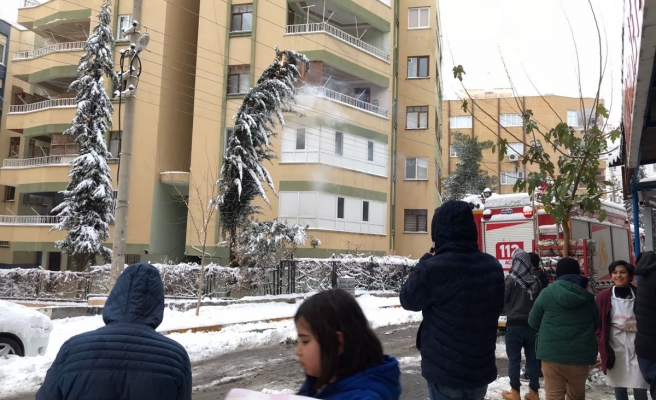 Kardan dalları ağırlaşan ağaç yangına sebep oldu