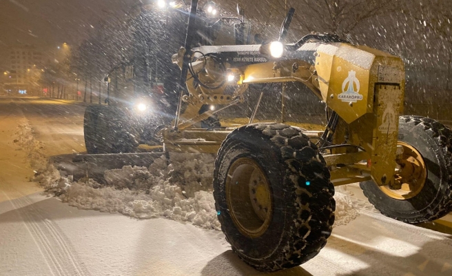 Karaköprü’de yollar kardan temizleniyor
