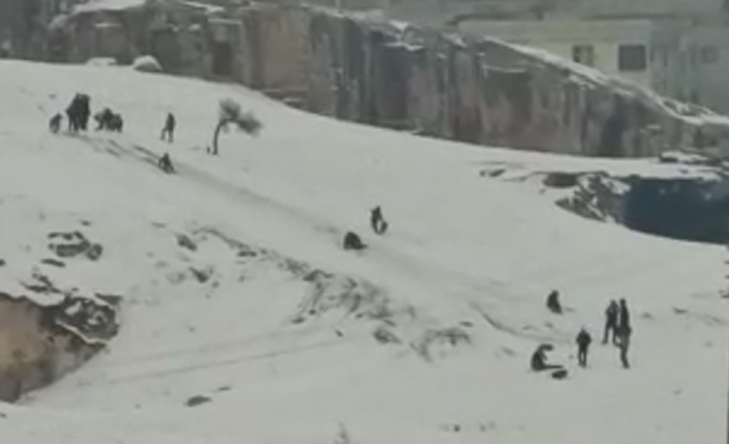 Urfa’da çocuklar kar sevincini kayarak yaşadı
