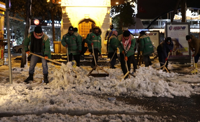 Karla mücadele ekiplerinin yoğun mesaisi