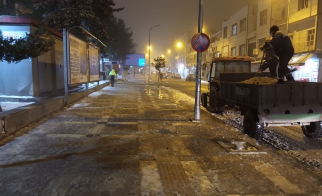 Buzlanmaya karşı cadde ve sokaklar tuzlanıyor