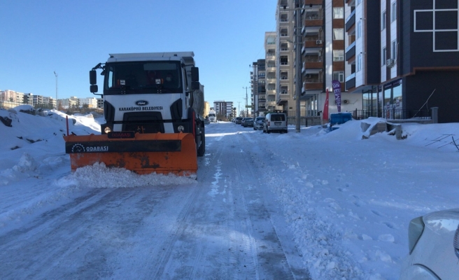 Karaköprü’de 45 araçla kar temizleme çalışması