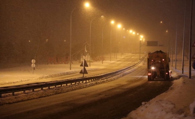 Büyükşehir'den kar küreme ve tuzlama çalışması