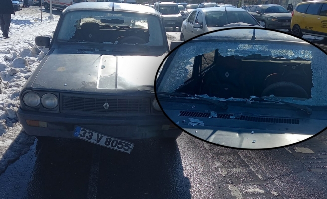 Yolun karşısına geçmek isterken canından oluyordu!