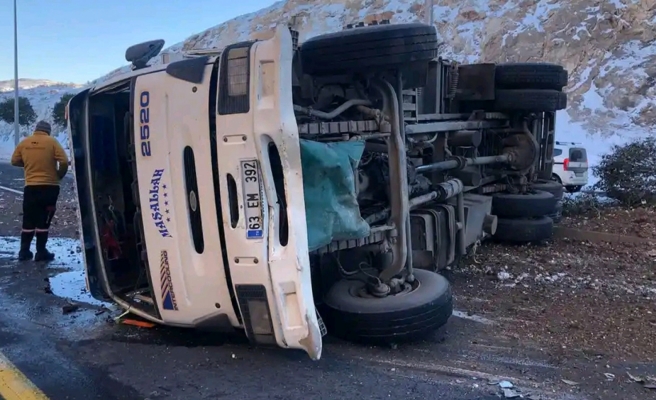 Buzlanan yolda kontrolden çıkan kamyon yan yattı!