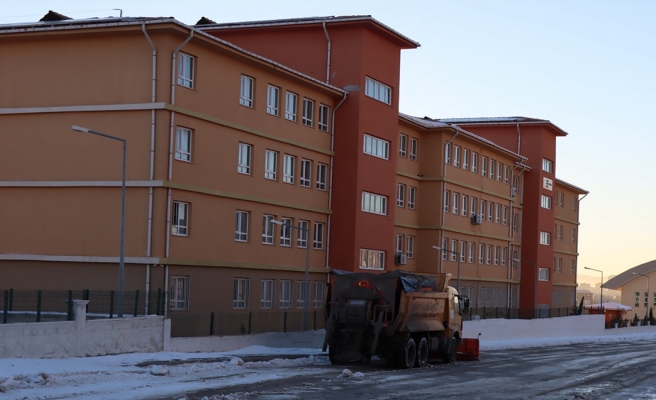 Büyükşehir Belediyesi'nden kampüste kar küreme ve tuzlama çalışması