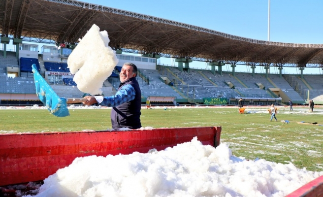 Şanlıurfa'da maç öncesi saha kardan temizleniyor