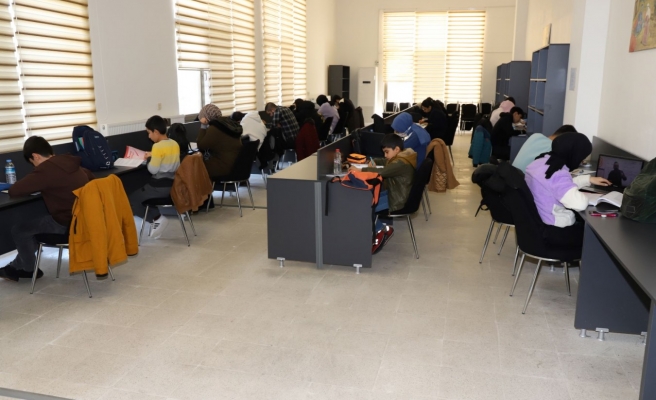 Öğrenciler sınava okuma salonlarında hazırlanıyor