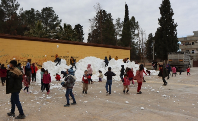 Akçakale'de çocukların kar sevinci