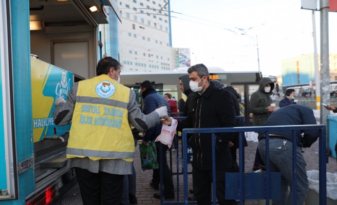 Haliliye’de vatandaşların içi sıcak çorbayla ısınıyor