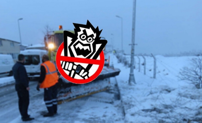 Yolda tuzlama çalışması yapan personele otobüs çarptı!