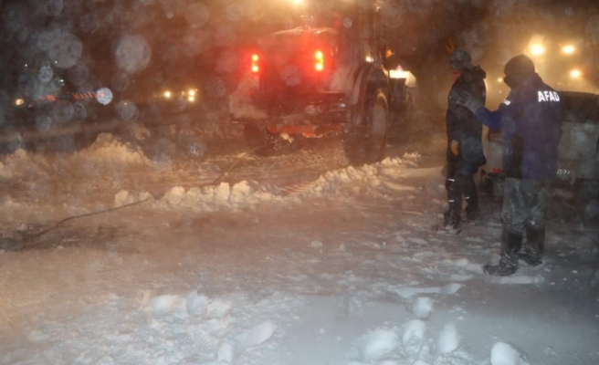 Vali Erin otoyolda mahsur kalanların yanında