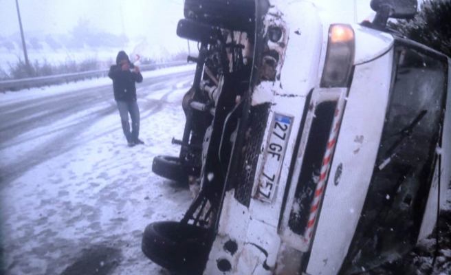 Şanlıurfa'da karlı yolda araç yan yattı: 3 yaralı