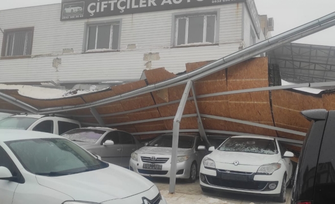 Galericiler sitesinde çatı çöktü!