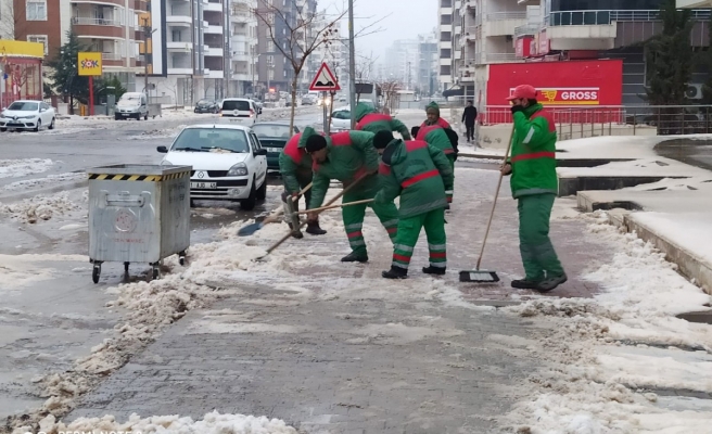 Karaköprü’de kar mesaisi devam ediyor