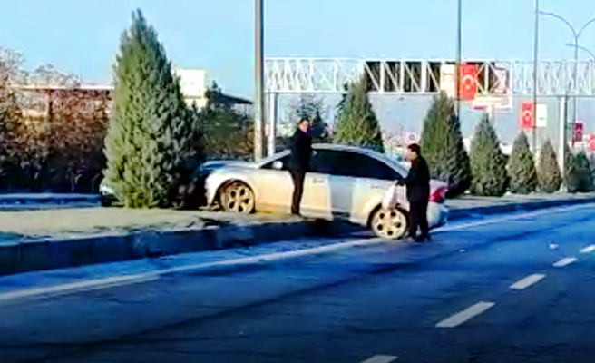 Şanlıurfa'da buzlanma nedeniyle otomobil refüje çıktı!