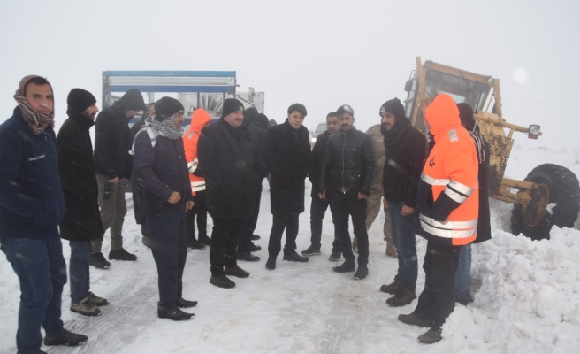 Ekinci ve Çengel’den yol açma ekibine tatlı ikramı