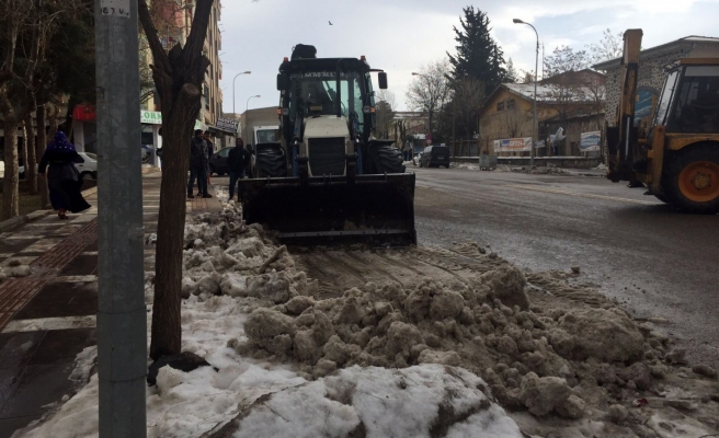 Siverek’te kar kamyonlarla ilçe dışına taşınıyor