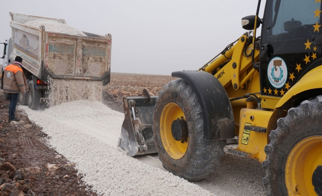Haliliye’de stabilize yol yapım çalışması