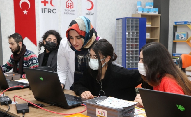 Karaköprü’de gençler robotik kodlama öğreniyor