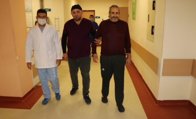 Felçli hasta hastaneden yürüyerek çıktı