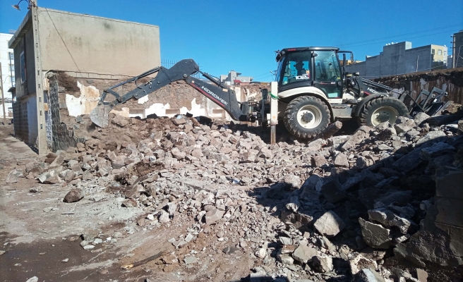 Siverek’te bağımlıların mesken tuttuğu metruk evler yıkılıyor