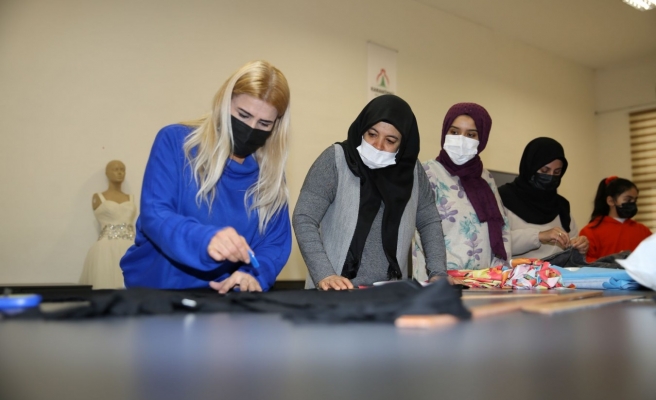 Karaköprü'de kadınlar hem zanaat öğreniyor hem de üretiyor