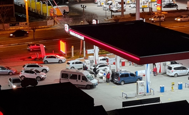 Urfalı sürücüler zam öncesi yine yakıt kuyruğunda