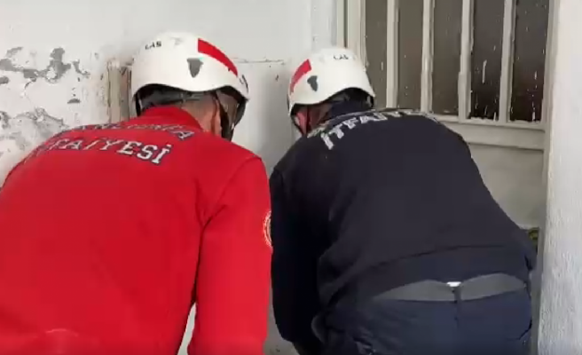 Parmağı demir kapıya sıkıştı!