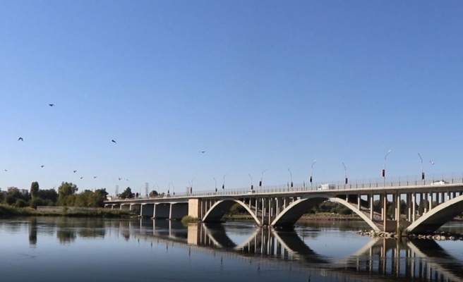 Birecik’te köprüde intihar girişimi